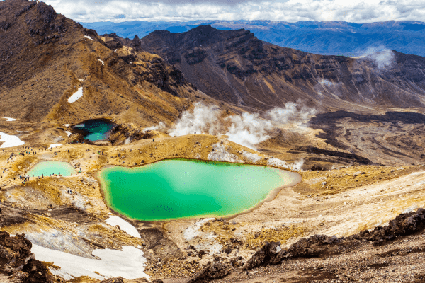 Tongariro Alpine Crossing, New Zealand – Fascinating Volcanic Route Tongariro Alpine Crossing with views of volcanic landscapes in New Zealand